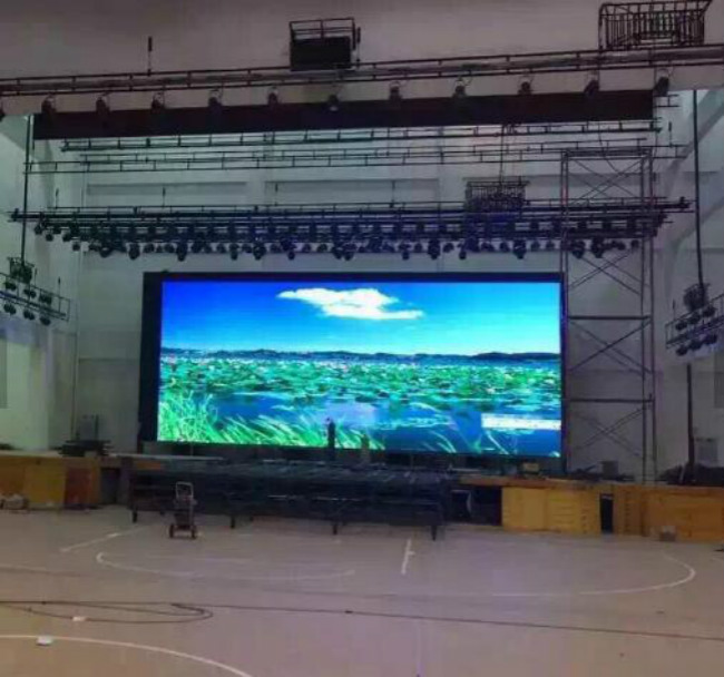1200 Nits Indoor Digital Billboards HD P2.5 Good Color Conformity With Curved Effect